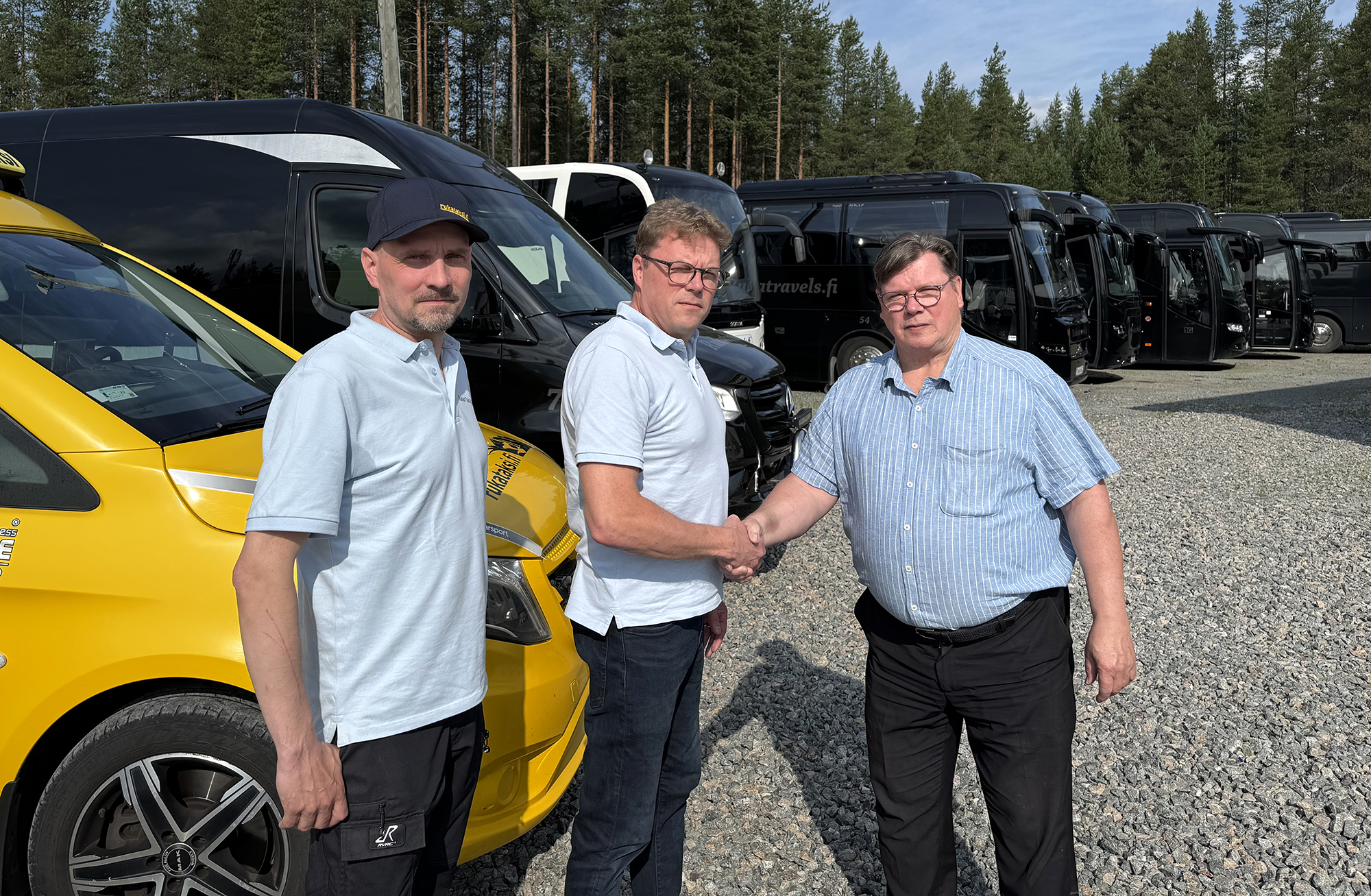 Kimmo ja Keijo Saapunki sekä Risto Rontti kättelivät torstaina liiketoimintakaupat.